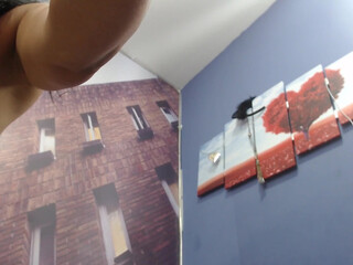 selene_h lady performs a gorgeous striptease