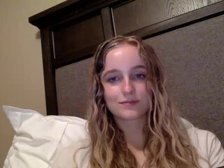 peachezzs to the cute chick rubs her clit