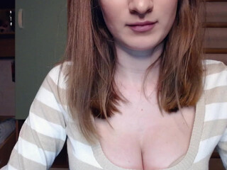 lick_it_up_big_boy Dark haired babe