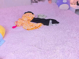 kristierix busty chick caresses shaved pussy