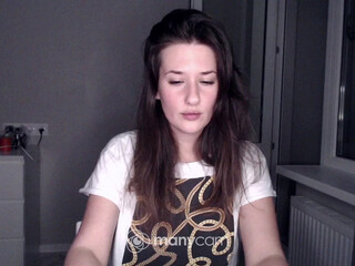 milk_shake_mi Dark haired babe