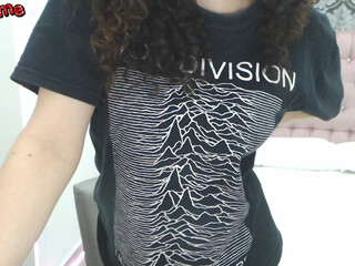 laurenn_connor cute brunette girl licks dildo