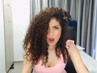 laurenn_connor juicy babe fucks her shaved pussy