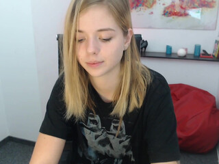 blonde_andcute juicy slut gently masturbates cunt