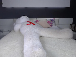 wild_lov dick shows off her shaved cunt