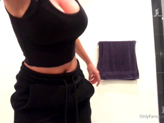 rahyndee impressive slut fucks herself with sex toy