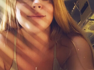 rahyndee sexy wench sucks dick