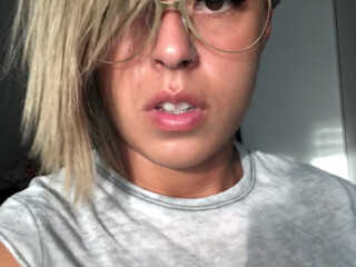 minniegirl charming bitch jerks pussy and cums