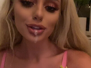 lissapolooza sweet babe masturbates on the bed