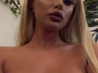 lissapolooza desired woman fucks herself with fingers