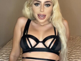 lissapolooza busty  girl  jerks her pussy and squirts