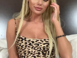 lissapolooza spectacular babe jerks off anus