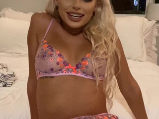 lissapolooza attractive slut is content with a rubber dick