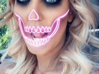 kayleighcoxx84  dark skinned lady gently jerks her pussy