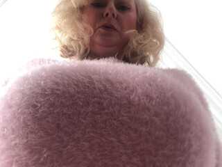 courtesananna plump little devil gently massages pussy