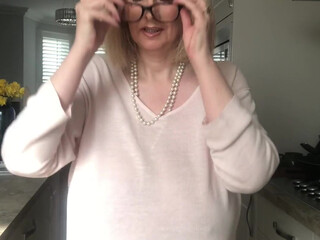 courtesananna sexy babe plays with pussy