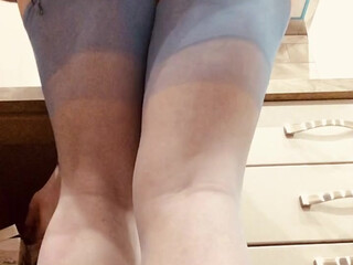 courtesananna harlot posing in pantyhose