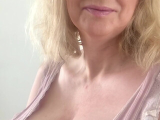 courtesananna spectacular skin cleaves the vagina with a large dildo