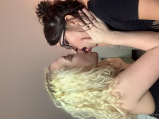 lizzysteezy pretty chick fucks pussy with phallus