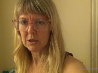 msjamiefoster fucks herself on the sofa