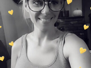 miamisthename pretty woman undressed in front of the camera and masturbates in the chair