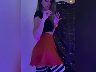 izzy xx passionately jerking off her wet cunt