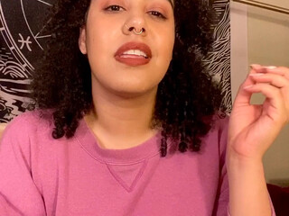 gemtheegoddess babe masturbates with phallus