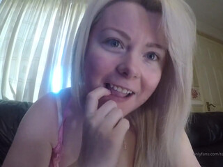 teendreamxo delightful bitch exposes sexy body