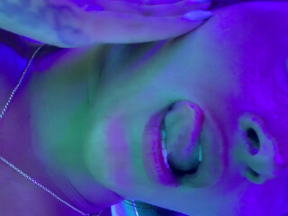 priya y Fair-haired beauty