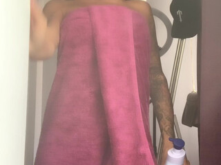 priya y shows chest