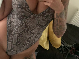 priya y Busty woman