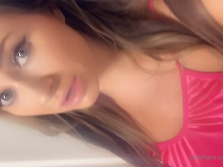 missroxanarae lynch pretty woman undressed in front of the camera and masturbates in the chair