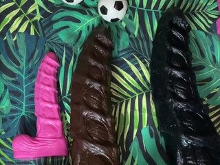 hotkinkyjoxxx shows how deep a toy can be in your mouth