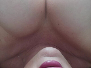 u appetizing babe lifts her legs