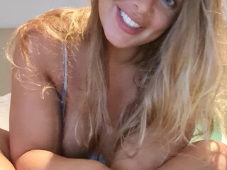 bethundressed sexy babe showed her tits
