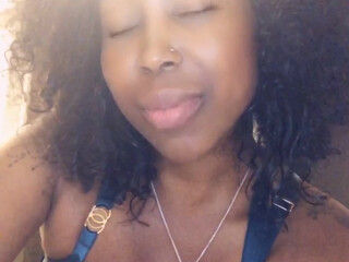 zmeenaorrxclusive juicy babe caresses pussy