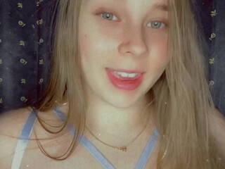 lucylaistner spicy chick gently pulls pussy