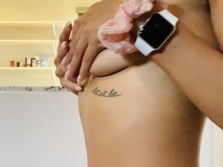 lightskinlanii attractive lady relish fucks vagina with a sex toy