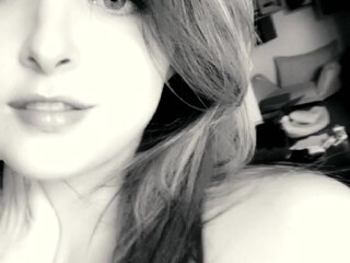 lil wonderful  cam girl  fucks sex toy