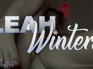 leahwintersxoxo gorgeous young lady shows off her legs