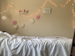 leahwintersxoxo whore babe masturbates pussy