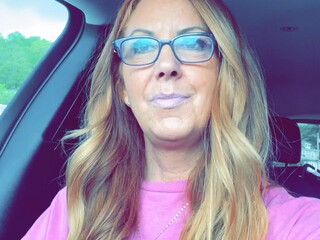 mrsrobinsonxo dark skinned lady gently jerks her pussy