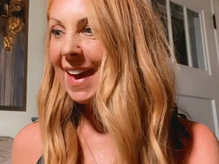 mrsrobinsonxo busty hottie gently jerks her cunt