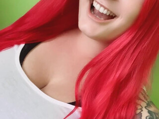 mamaplugs nude chick posing on the couch