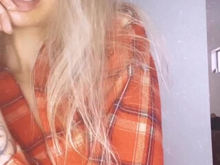 kaylynnkay excellent body gives pussy