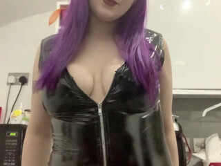 empresselliee fucking herself in her pussy