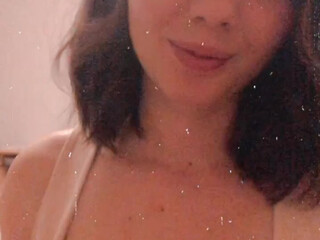 imevesweet Attractive chick fucks juicy slits