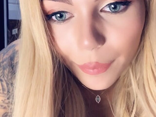 iammery greedily fucks her pussy