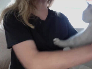 b_leable vicious lady pulls clit