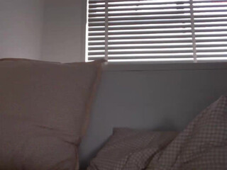 b_leable spicy chick exposes sexy body